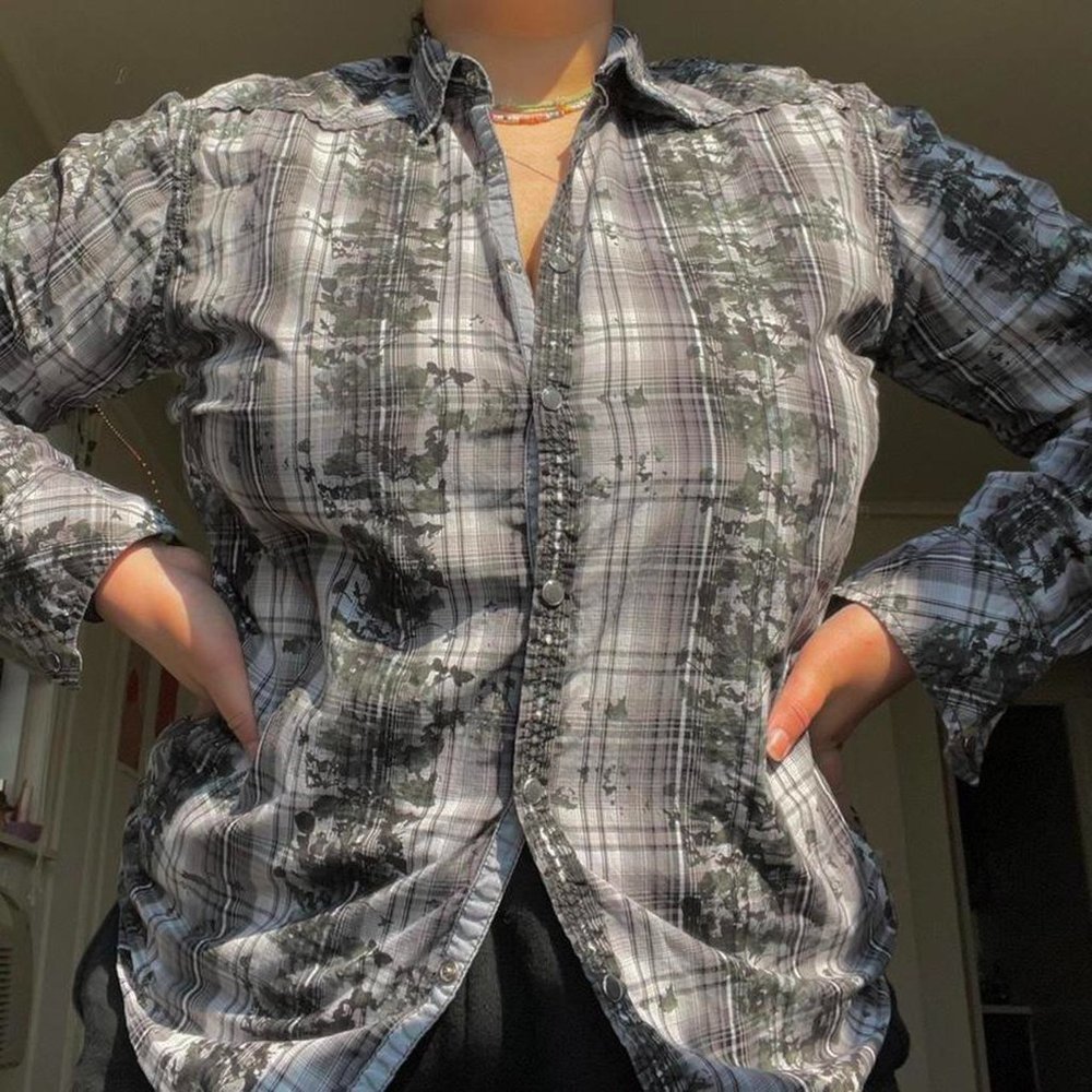 bella swan vibe black and white flannel with green leaf/spot pattern